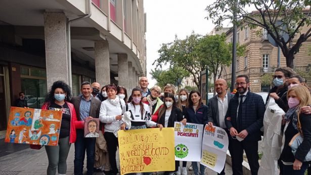 La protesta dei lavori sotto gli uffici della Regione