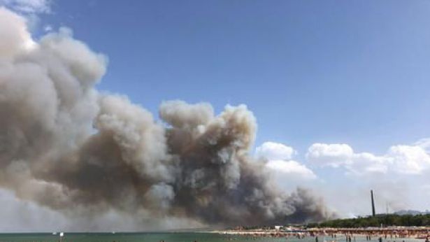 Fiamme sulla spiaggia di Pescara