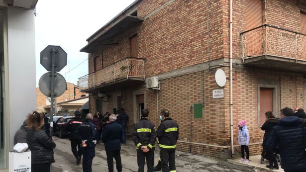 Le forze dell'ordine dinanzi all'abitazione