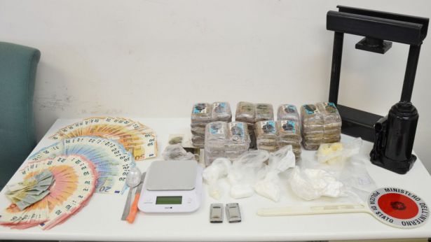 La droga ed il materiale sequestrato