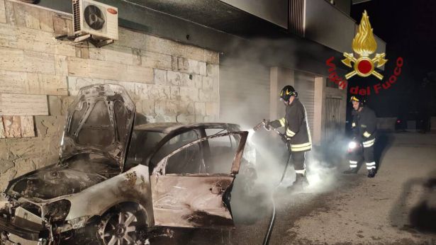 Pescara: l'auto distrutta dalle fiamme