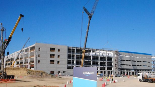 Lo stabilimento Amazon in costruzione