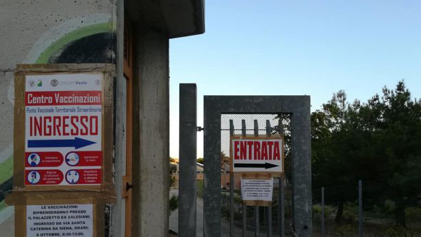 L'entrata della nuova sede vaccinale