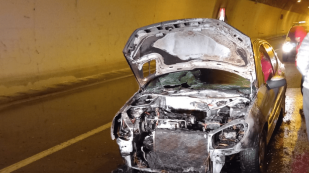 L'auto distrutta dalle fiamme