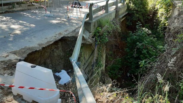 Smottamento di terreno sul ponte che attravwersa il Feltrino