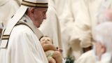 Papa Francesco depone il Bambinello nel Presepe