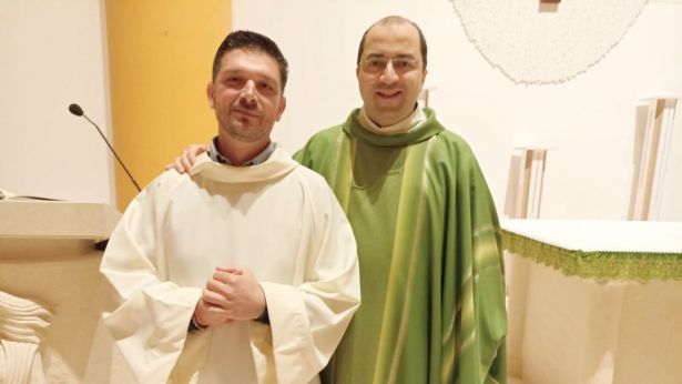 Mattteo Taddeo con don Nicola Fioriti