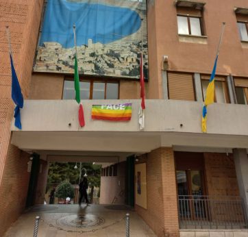 Bandiere a mezzasta sul Comune di Vasto