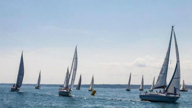 Una regata davanti al porto canale di Pescara
