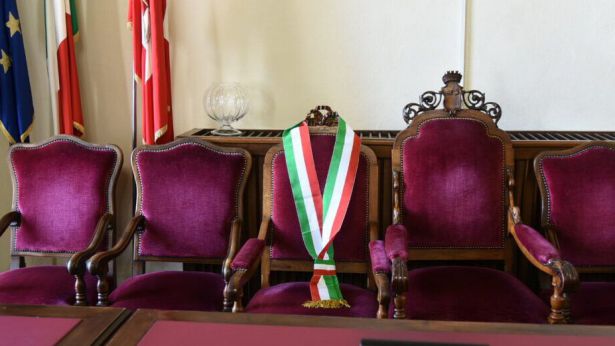 Poltrona e fascia tricolore