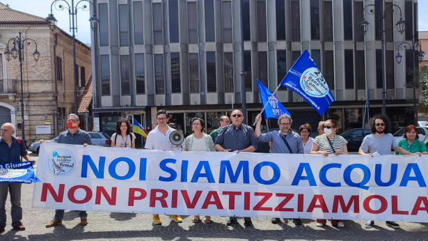Pescara: i manifestanti sotto la sede della Regione Abruzzo