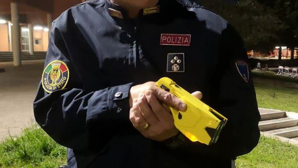 Una pistola taser in dotazione alle forze dell'ordine