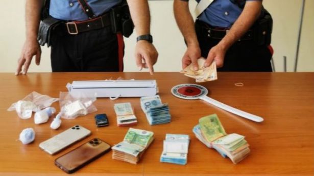 La cocaina ed i soldi recuperati dai Cc