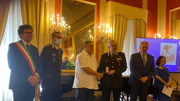 Il nipote Luciano Cicchitti ritira la medaglia