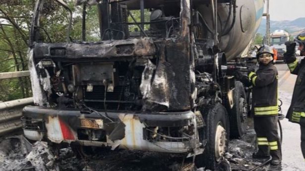 Ciò che rimane della betoniera andata a fuoco