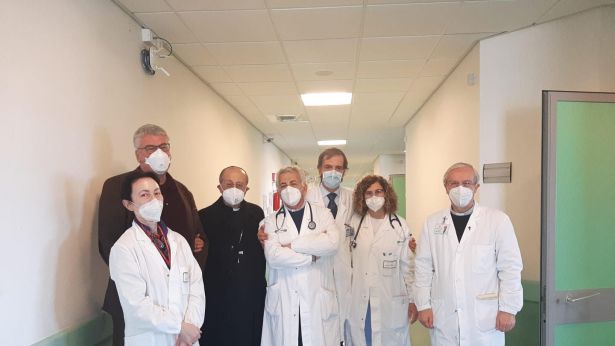 Mons. Bruno Forte con i sanitari