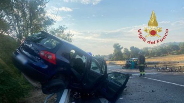 Ciò che rimane della Golf volata sopra il guard-raill