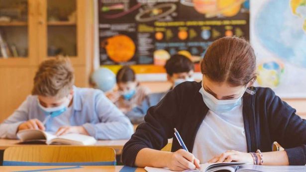Studenti con la mascherina a scuola