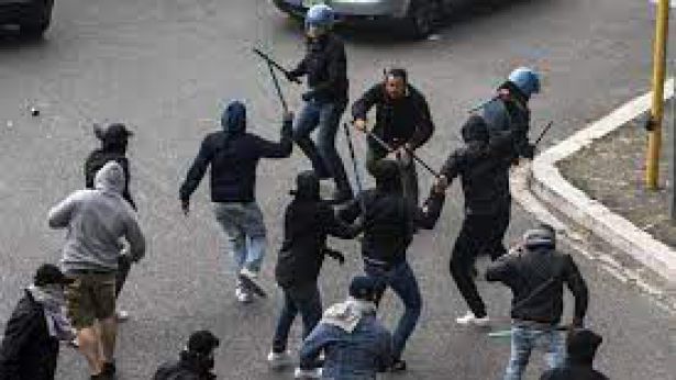 Scontri tra tifosi (foto repertorio)