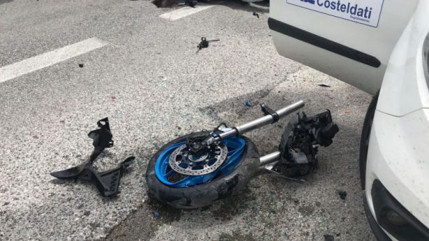 La moto dopo l'incidente