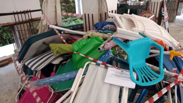 Le sdraio e gli ombrelloni