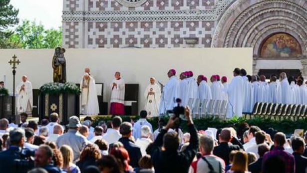 Papa Francesco dinanzi alla Basilica di Collemaggio