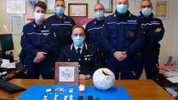 Il pallone "farcito" di telefonini