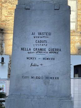Imbrattato il Monumento dedicato ai Caduti di tutte le guerre - Piazza ...