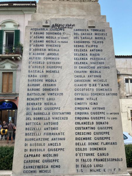 Imbrattato il Monumento dedicato ai Caduti di tutte le guerre - Piazza ...
