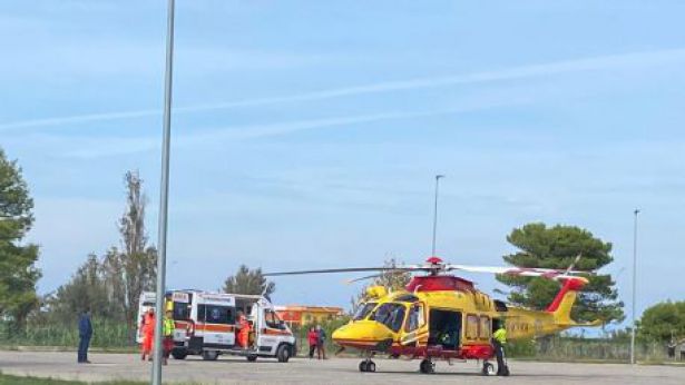 L'elisccorso atterrato a San Salvo Marina
