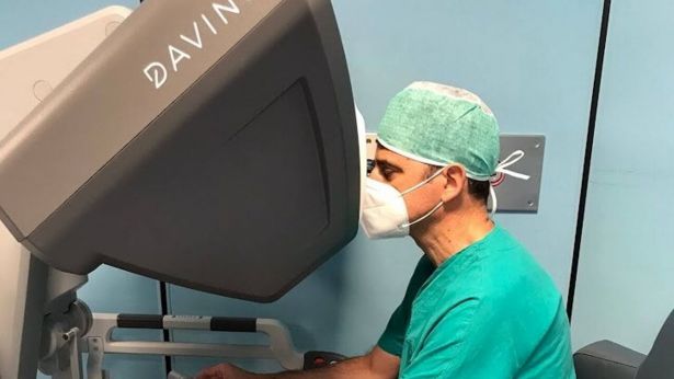 Liberato Aceto, direttore di Chirurgia oncologica, con il robot da Vinci
