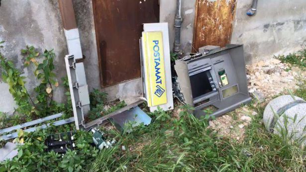 Un bancomat saltato in aria