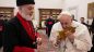 Papa Francesco bacia la reliquia di San Tommaso