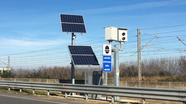 Un autovelox in funzione sulla statale 16 adriatica