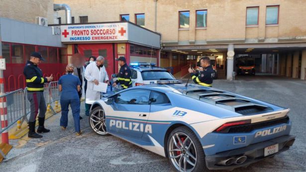 La Lamborghini della Polizia di Stato dinanzi al S.Salvatore