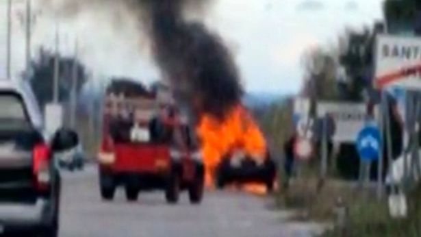 L'auto in fiamme