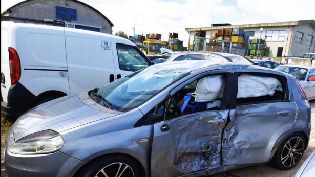 L'auto guidata dal giovane