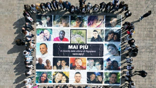 Striscione con il volto delle 29 vittime di Rigopiano
