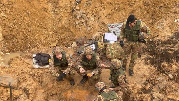 Operazioni di disinnesco di una bomba