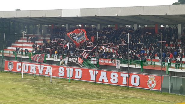 La curva d'Avalos dello stadio Aragona