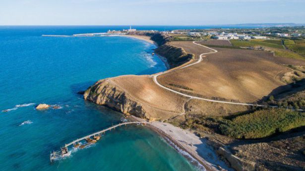 Il promontorio di Punta Aderci con il suo trabocco