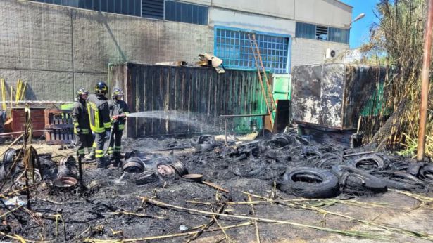 L'esterno dell'officina andata a fuoco