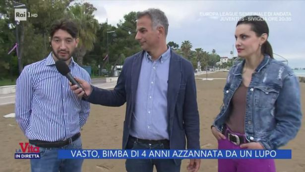 I genitori della bambina intervistati sulla spiaggia di Vasto
