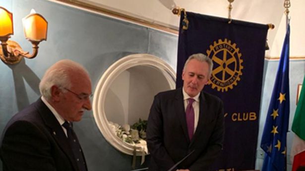 La consegna del Premio al Dottor Armando Forgione