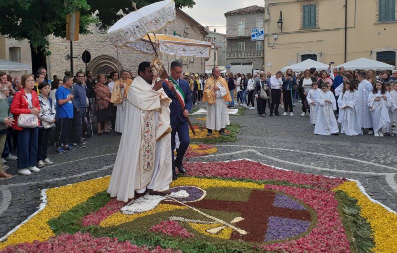 Infiorata a Carunchio, spaccato di autenticità e meraviglia - Piazza ...