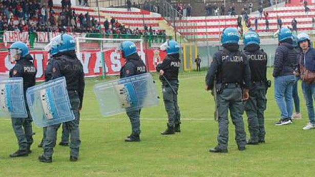 I poliziotti sul terreno di gioco dell'Aragona