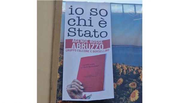 Lo striscione messo sulla facciata del Municipio di Vasto