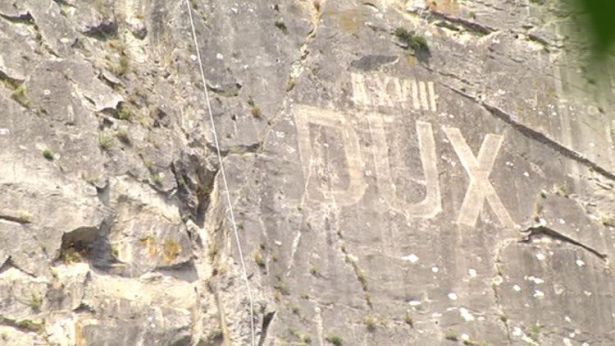 La scritta DUX sulla parete rocciosa