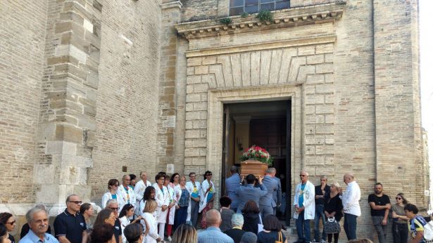 L'ingresso della bara nella Chiesa di Santa Maria Maggiore