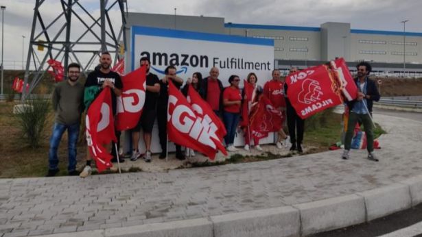 I lavoratori licenziati dinanzi allo stabilimento Amazon